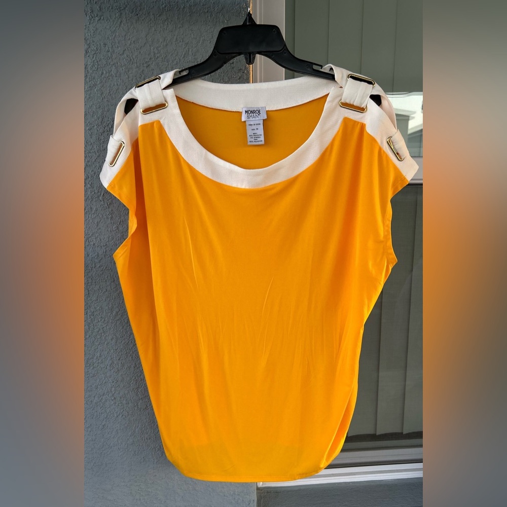 Monroe & Main Stretchy Ruched Side Hem Buckle Like Shoulder Detail Top Size 1X